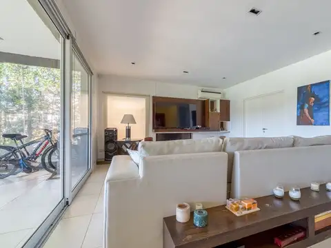 Casa en Alquiler con 3 cocheras