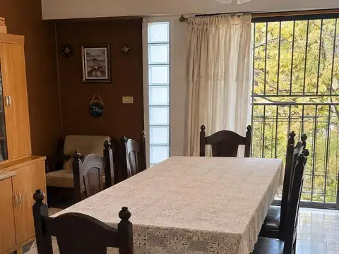 VENTA CASA DE TRES PISOS TERRAZA Y PARRILLA ZONA HOSPITALES