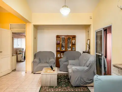 Casa 6 ambientes con 2 baños