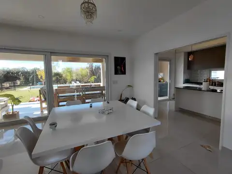 Casa 6 ambientes con 2 baños