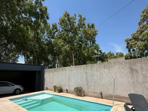 Casa en Venta con 3 cocheras