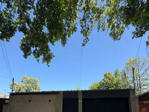 Casa 8 ambientes con 2 baños
