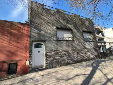CASA MULTIFAMILIAR EN PARQUE AVELLANEDA ? 2 UNIDADES TIPO PH + GRAN FONDO LIBRE