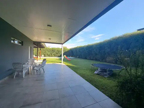 Venta-Casa frente al lago, 3 dormitorios, pileta, quincho, 2 cocheras. Puerto Roldán.