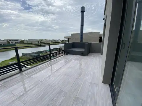 Casa en Alquiler con 2 cocheras