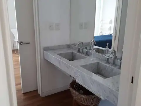 Casa en Alquiler con 3 cocheras