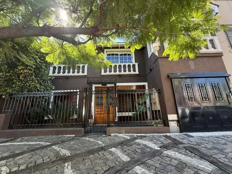 Casa 4 amb. con quincho y garaje para 2 autos.