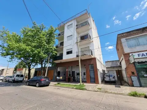 Venta edificio con local comercial a refaccionar
