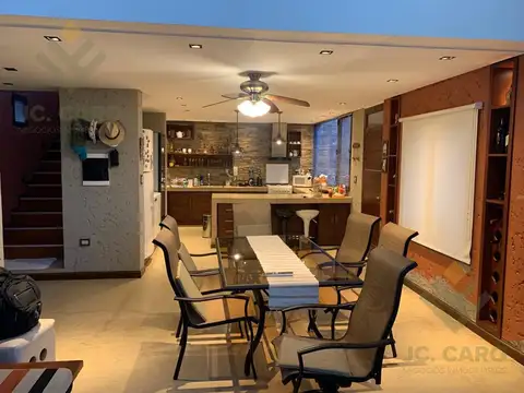 Casa 8 ambientes con 5 baños