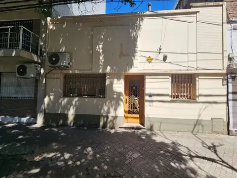 VENTA CASA ABASTO 2 DORMITORIOS A RECICLAR