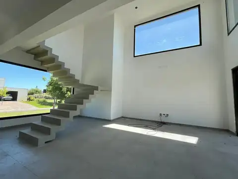 Casa en Venta con 3 cocheras