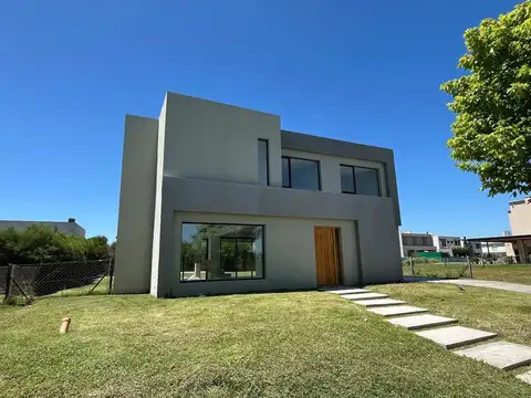 Venta Casa 5 Ambientes con Pileta en Barrio Acacias Puertos del Lago