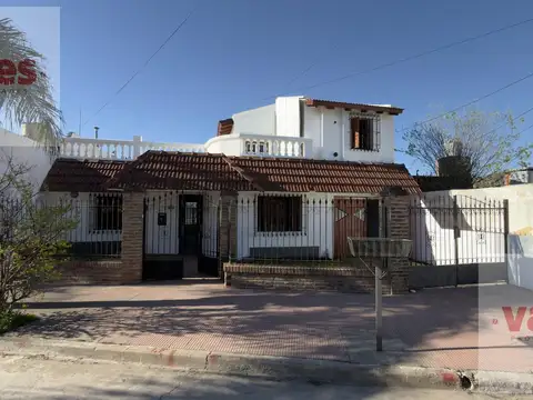 VENTA - Casa de 5 dormitorios con quincho y pileta en Alto Alberdi
