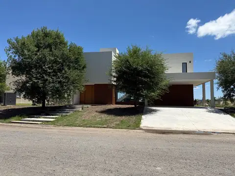 Casa a la Laguna en dos plantas a la venta en Barrio Privado San Lucas