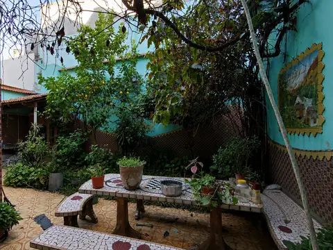 CASA EN LOTE PROPIO CON TERRAZA PATIO Y PARRILLA  A MEJORAR