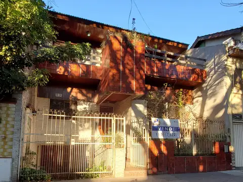 CASA EN LOTE PROPIO CON TERRAZA PATIO Y PARRILLA  A MEJORAR