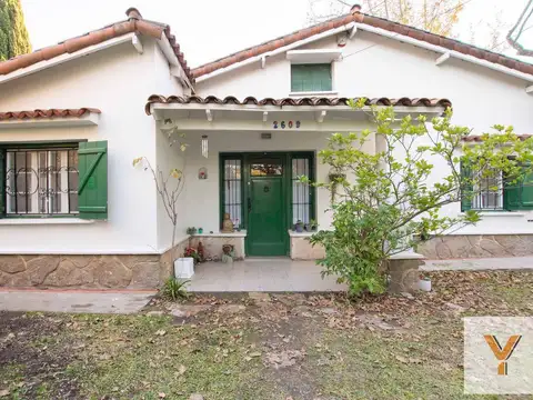 Casa en venta - 2 dormitorios 2 baños 1 cochera - 662mts2 - Manuel B. Gonnet