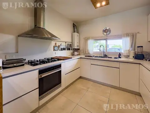 Casa en Venta con 3 cocheras