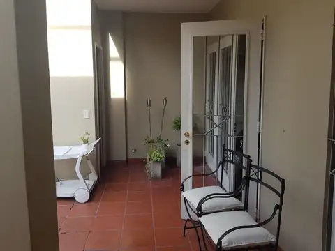 Casa en Alquiler con 2 cocheras