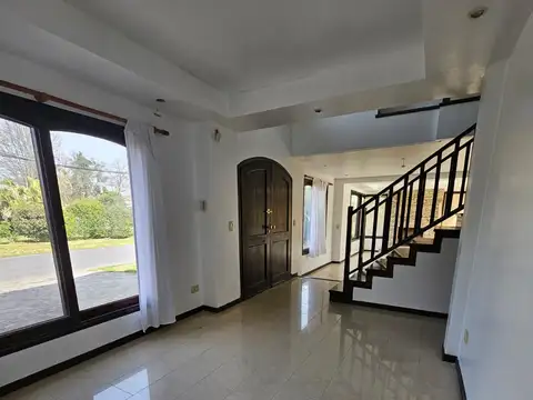 Casa en Alquiler con 1 cochera