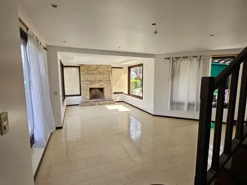 Casa 9 ambientes con 4 baños