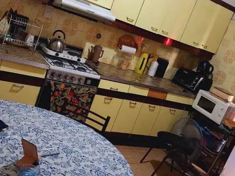 Apto crédito bancario. Multifamiliar abajo casa de 3 ambientes con garaje patio y arriba departamento 3 amb. nuevo.