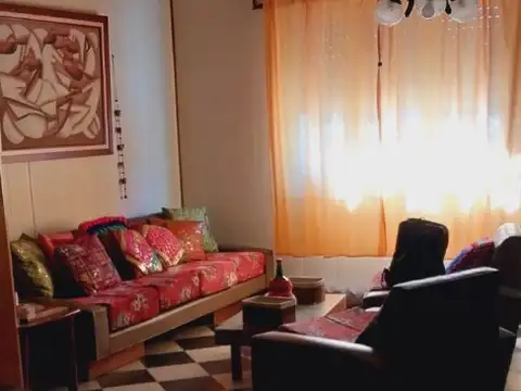 Apto crédito bancario. Multifamiliar abajo casa de 3 ambientes con garaje patio y arriba departamento 3 amb. nuevo.