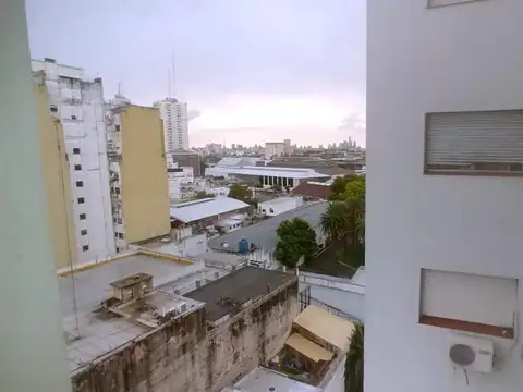 Excelente departamento 4 ambientes. Muy amplio piso alto.