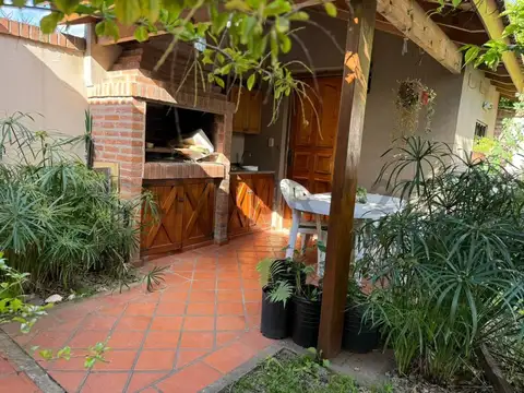 Casa en venta, 4 ambientes en Ciudad Jardin Lomas del Palomar