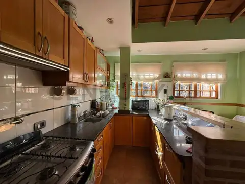 Casa 4 ambientes con 2 baños