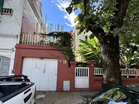 CASA 6 AMB. PB, 1º PISO , CON COCHERA, PATIO CON PARRILLA, PATIO TERRAZA 1º PISO