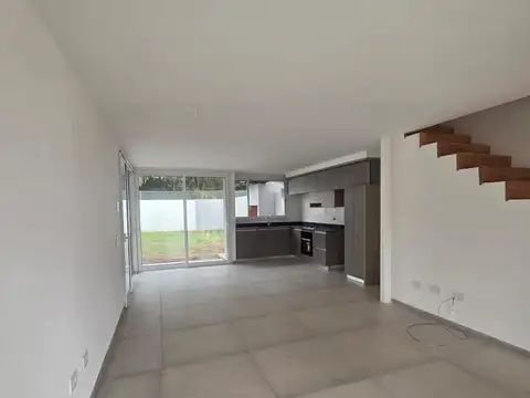 Casa en Alquiler con 3 cocheras