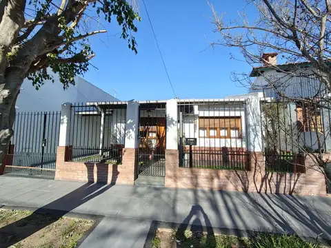 San Martín- Casa con quincho, pileta y cochera múltiple