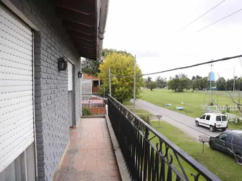CASA EN VENTA ARTURO SEGUI 4 DORMITORIOS PATIO