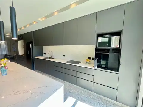 Casa en Venta con 3 cocheras