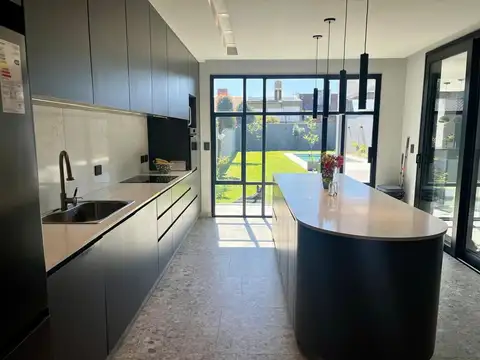 Casa 4 ambientes con 4 baños
