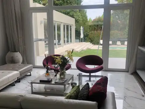 Casa en Venta con 2 cocheras
