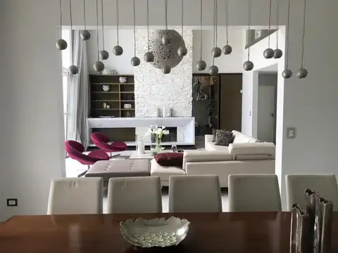 Casa en Venta en Abril Club De Campo, USD 1.500.000
