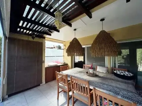Casa en Venta con 2 cocheras