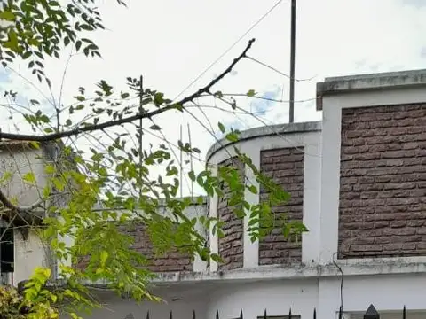MUY BUEN DEPTO T/CASA 3 AMB C/PATIO Y TERRAZA EN LOMAS!