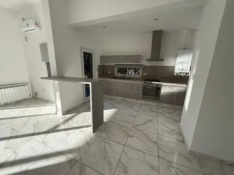 Casa en Alquiler con 2 cocheras