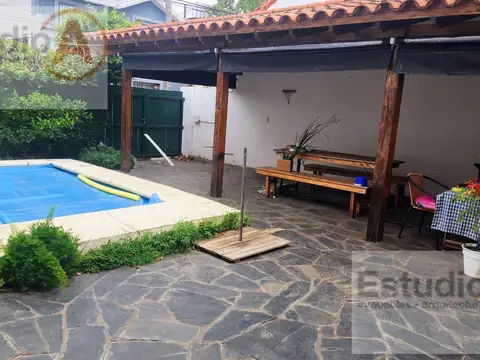 CASA EN MARTINEZ , SOBRE LOTE PROPIO A MODERNIZAR IDEAL AMPLIACION