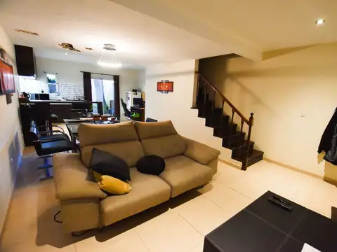 VENTA CASA DOS DORMITORIOS Y COCHERA