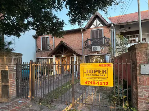 AMPLIO DUPLEX A LA VENTA EN EXCELENTE UBICACION. POSEE 3 DORMITORIOS.
