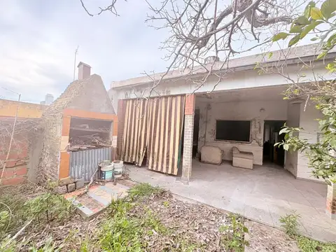 CASA A REFACCIONAR EN AMPLIO LOTE 412M2 MALVINAS A
