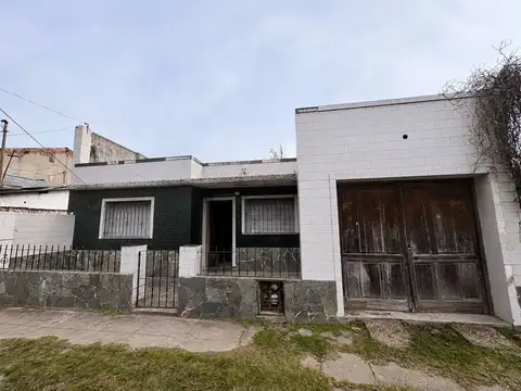 CASA A REFACCIONAR EN AMPLIO LOTE 412M2 MALVINAS A