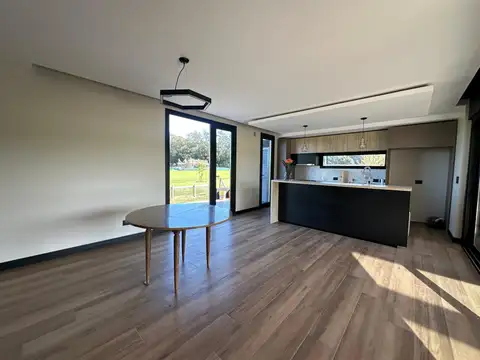 Casa en Alquiler con 2 cocheras