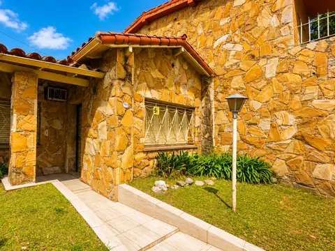 Casa 4 ambientes con 3 baños