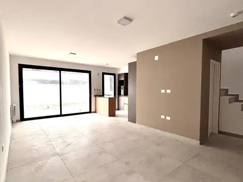 Casa Duplex Venta 3 dormitorios 2 baños 1 toilette patio con seguridad
