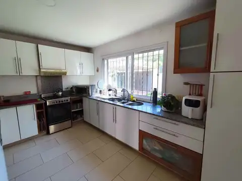 Casa 8 ambientes con 2 baños